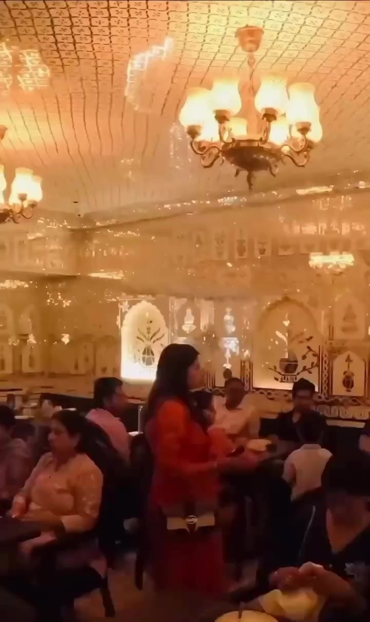 The mirrored Sheesh Mahal dining hall at The Royal Jharokha